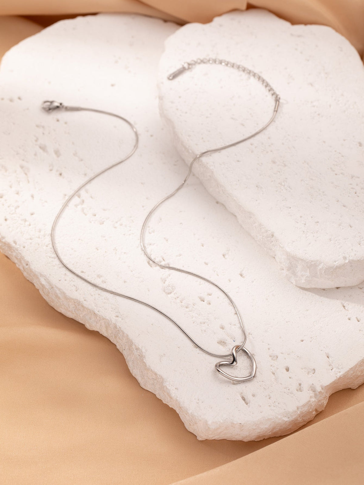 Stainless Steel Twist Hollow Heart Pendant Necklace for Women Spicy Women Clavicle Chain Jewelry — detail view