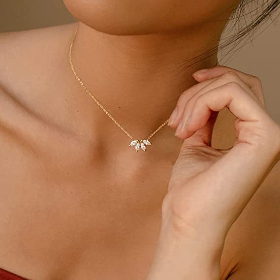 Minimalist Shining Flower Petal Necklace for Women Lotus Flower Pendant Necklace Female Party Anniversary Jewelry — alternate detail