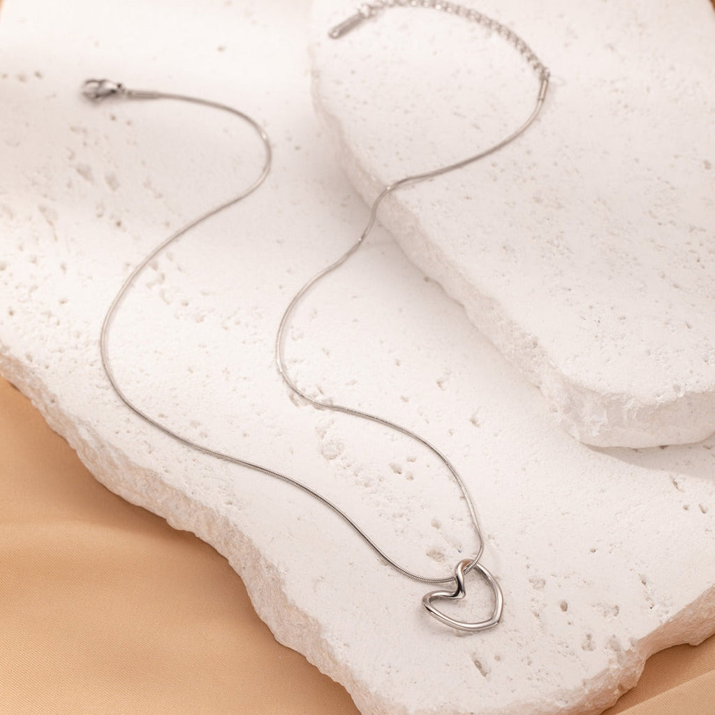 Stainless Steel Twist Hollow Heart Pendant Necklace for Women Spicy Women Clavicle Chain Jewelry — alternate detail