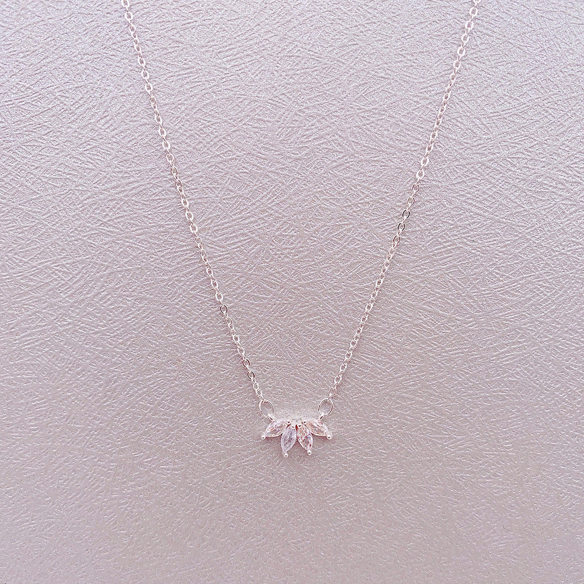 Minimalist Shining Flower Petal Necklace for Women Lotus Flower Pendant Necklace Female Party Anniversary Jewelry — alternate product view
