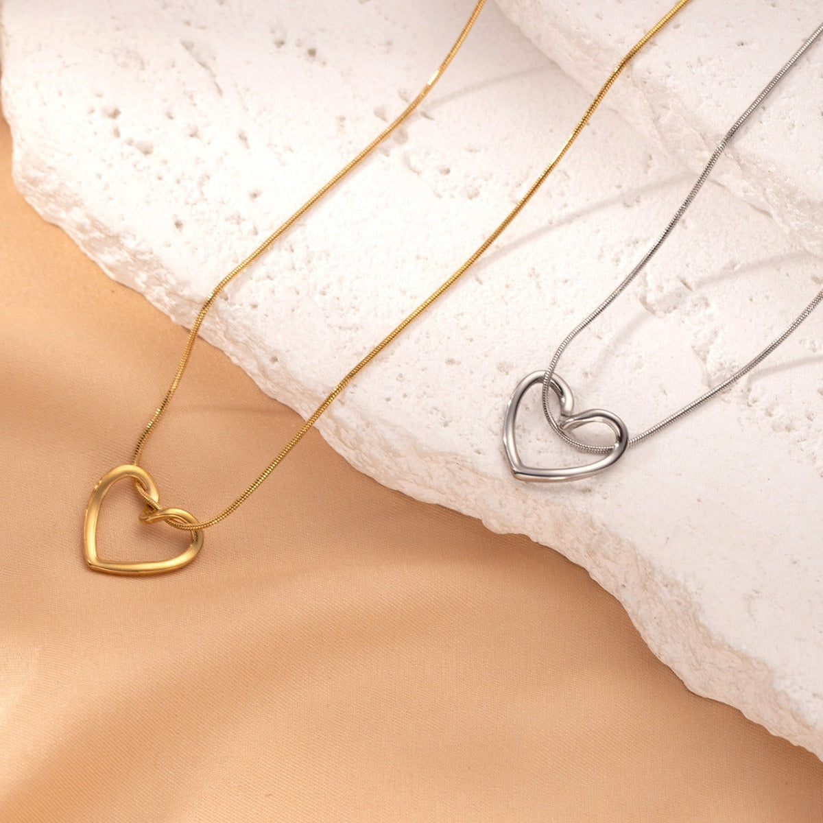 Stainless Steel Twist Hollow Heart Pendant Necklace for Women Spicy Women Clavicle Chain Jewelry — product detail